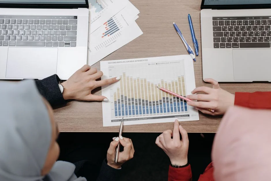 Vue de dessus de documents de stratégie de marque accompagnés de visuels artistiques pour la planification d’entreprise.